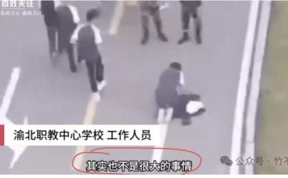 一名学生在道路上下跪磕头 。   （图片来源：网络）