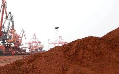 堆积在港口，等待运输的稀土。（STR/AFP via Getty Images） 
