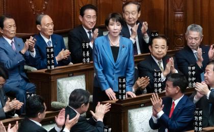 10月21日，自民党总裁高市早苗在国会众议院当选为新任首相后，受到议员们的热烈欢迎。（Tomohiro Ohsumi/Getty Images）