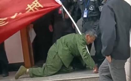 云南陆良县老兵在当地政府门前下跪爬行求给予生活补贴。（图片来源：视频截图）