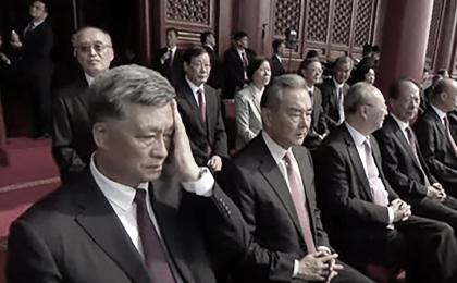 马兴瑞（左一）