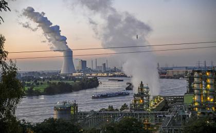 2024年10月14日，在德国杜伊斯堡，汉堡燃气发电厂和附近的焦化厂冒出蒸汽。( NA FASSBENDER/AFP via Getty Images)