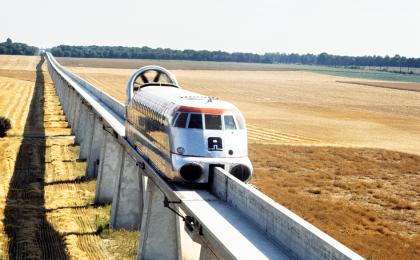 1971年7月29日，气垫悬浮列车在奥尔良附近的测试中心进行测试。（AFP via Getty Images）