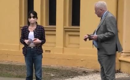 杨兰兰替身从悉尼警局出来后，被《每日邮报》拦下询问。（图片来源：网络图片）