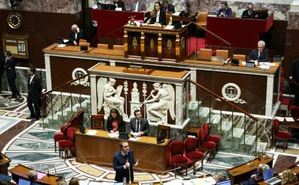 法国2026年预算法案在经过四个月的商讨终于正式通过，图为法国总理勒科尔尼在国民议会审议预算案期间讲话。（ALAIN JOCARD/AFP via Getty Images）