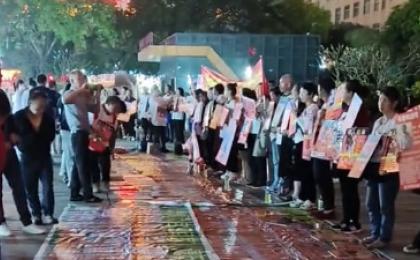 中国大陆失亲家属在街头举牌寻找失踪的家人。（图片来源：视频截图）