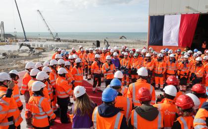 法国总统马克龙（中）于3月12日在彭利核电站参观EPR2新一代反应堆建设工地时发表讲话。（Ludovic MARIN / POOL / AFP via Getty Images）