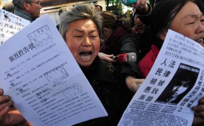 中国访民在怒喊。（图片来源：Getty Images）