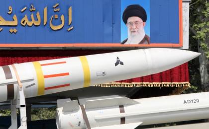 2024年4月17日，伊朗德黑兰举行阅兵式，一辆军用卡车运载Sayad 4-B导弹的部件经过最高领袖阿亚图拉•阿里•哈梅内伊的肖像。（图片来源：Getty Images）