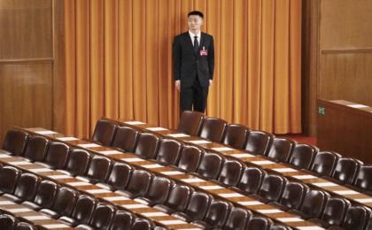 2024年3月，全国政协会议闭幕前，一名安保人员在看守北京人民大会堂的代表席。（Getty Images） 