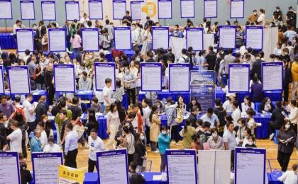2023年5月26日，江苏省淮安市招聘会上人山人海。（图片来源：Getty Images）