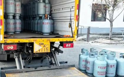 中国大陆厨房里使用的液化气罐。（图片来源：视频截图）