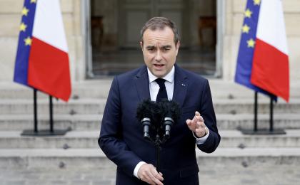 法国总理勒科尔尼于4月10日宣布加快交通和住房电气化的初步措施。（Ian LANGSDON / POOL / AFP via Getty Images）