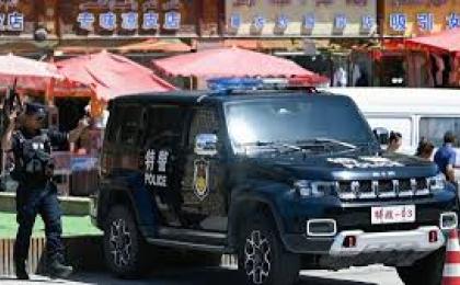 这张照片拍摄于2023年7月15日，显示手持枪支的中共警察在新疆喀什的主广场上站岗。（图片来源：Getty Images）