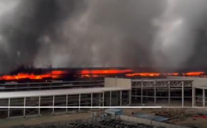 4月14日凌晨，深圳比亚迪基地起火，超千辆车被毁，损失过千万。（图片来源：视频截图）