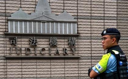 2025年8月28日，一名警员在香港西九龙法庭外站岗。示意图（图片来源：VERNON YUEN/AFP via Getty Images）