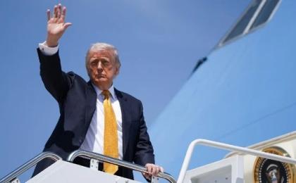 2026年5月12日，美国总统川普（Donald Trump）在马里兰州安德鲁斯联合基地（Joint Base Andrews）登上“空军一号”（Air Force One）前挥手致意。（图片来源：Alex Wong/Getty Images)