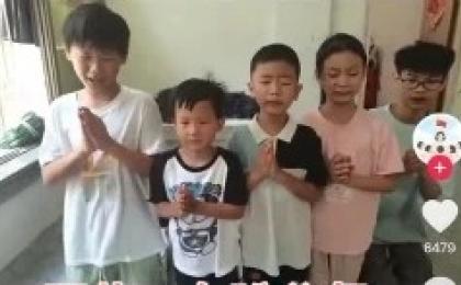 大陆五个孩子跪求中共当局和媒体营救被困缅甸电诈园的父亲。（图片来源：网络图片）