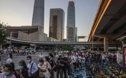 2022年12月1日，广州市放宽对新冠疫情的限制后人们乘坐公交车上下班。（图片来源：Getty Images）