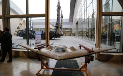 2025年11月12日，在德黑兰举行的导弹和无人机技术展览会上，一架新型“沙赫德-161”无人机亮相。（图片来源：ATTA KENARE/AFP via Getty Images）