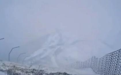 北京延庆奥林匹克园区的海陀山飘雪。（图片来源：视频截图）