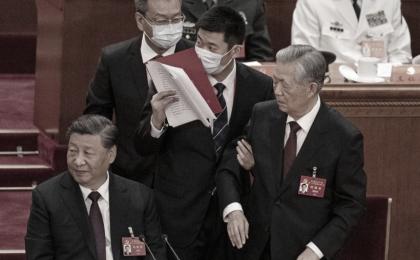 2022年10月22日中共二十大闭幕会上，前中共总书记胡锦涛（前排右一）被架离会场。（Kevin Frayer/Getty Images） 