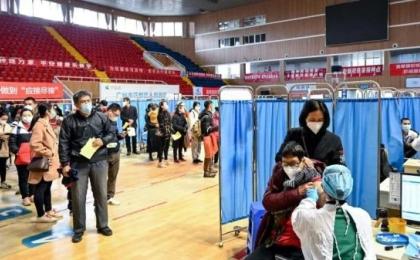 2022年12月6日，广东省广州市的市民接种新冠疫苗。（图片来源：CNS/AFP/Getty Images）