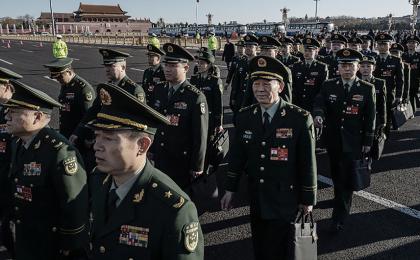 军方代表们去北京参加会议。（Kevin Frayer/Getty Images）
