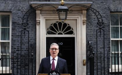 2026年6月22日上午，英国首相基尔•斯塔默在伦敦唐宁街10号外宣布辞职，结束了不到两年的任期。(Henry NICHOLLS/AFP via Getty Images)