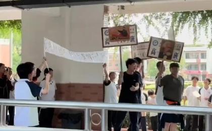 7月10日，湖北安陆一中学生们罢课，抗议校方将放假时间从20天缩短为5天。（图片来源：视频截图）