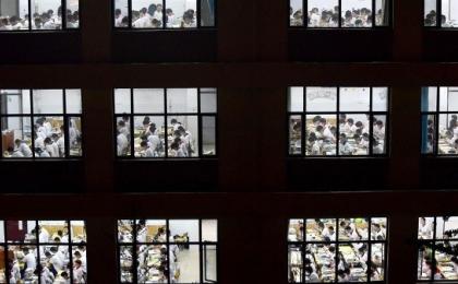 2023年5月17日，河北省邯郸市一所学校的高中生正在进行高考前准备（示意图）。（图片来源：Getty Images）