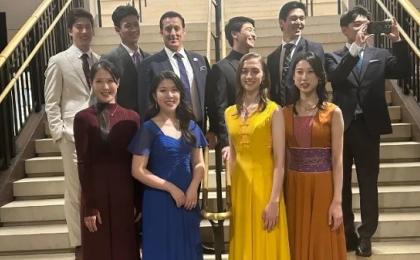 2026年7月22日，神韵艺术家Emily Pan、Rachel Chen，Lilian Parker和Angela Lin（前排，从左至右）；神韵艺术家Jesse Browde、Lucas Browde、Leeshai Lemish（主持人）、Jisung Kim、Jared Ren和William Li（后排，从左至右）在美国国会大厦出席记录片《坚不可摧》（Unbroken:The Untold Story of Shen Yun）的特别放映活动。（图片来源：杨浩/看中国）