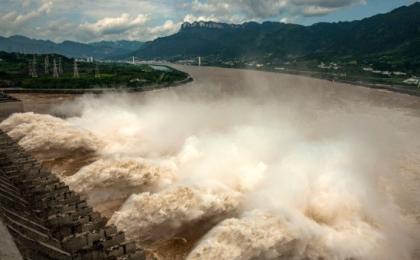 2020年7月19日，三峡大坝在泄洪。(图片来源：STR/AFP/Getty Images)