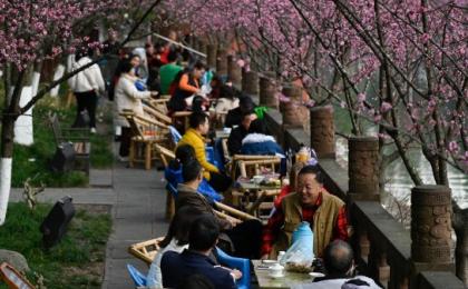 河边的茶坊（图片来源：WANG ZHAO/AFP via Getty Images）