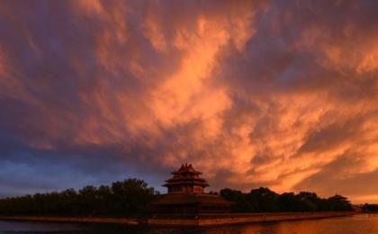 日落时紫禁城附近的一座角楼。（图片来源：JADE GAO/AFP via Getty Images)