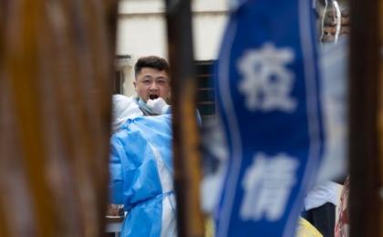 2022年6月18日，上海一个住宅社区居民接受COVID-19测试。(图片来源:：Hugo Hu/Getty Images)