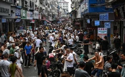 2026年4月16日，广东省广州市一个服装厂的招募人员和求职的工人。（图片来源：Jade GAO / AFP via Getty Images）
