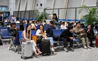 2025年4月12日，旅客们在中国浙江的义乌机场候机。（图片来源：ADEK BERRY/AFP via Getty Images）