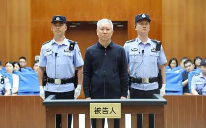 许家印满头白发现身法庭。（视频截图）