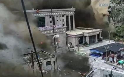 西藏日吉隆口岸8月26日突发泥石流造成重大人员伤亡、失联，惊慌逃离的人群瞬间被吞没。（图片来源：视频截图）