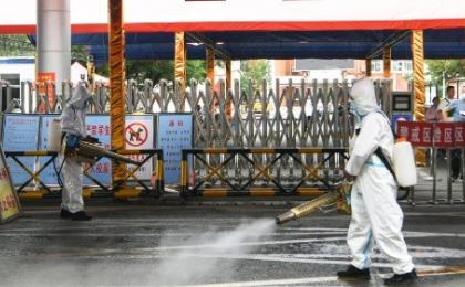 2022年6月5日，武汉肺炎病毒流行期间，安徽省亳州市工人们在学校喷洒消毒剂。（图片来源：STR/AFP via Getty Images）