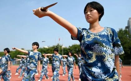 2022年8月21日，河北省邯郸市高中学生在新学期前参加军训。（图片来源：STRAFP via Getty Images）