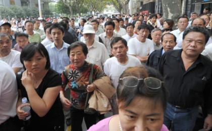 上海市街头人群（示意图）。 (图片来源： MARK RALSTONAFP via Getty Images)