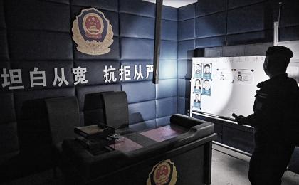 2026年3月12日，泰柬边境奥斯马赫镇一处废弃的诈骗中心内，伪装成中国警察局的房间有疑似网络诈骗犯从泰柬边境度假村仓皇逃窜时留下的痕迹。（图片由Lillian SUWANRUMPHA/AFP via Getty Images提供） 