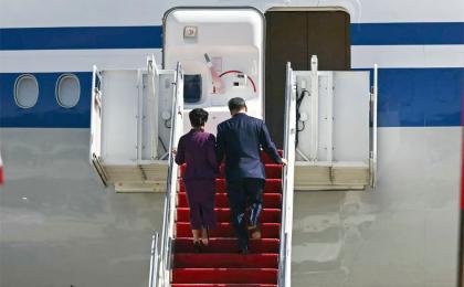 9月25日，习近平访美回国登上飞机楼梯时，紧靠彭丽媛搀扶。（Kent NISHIMURA / AFP via Getty Images）