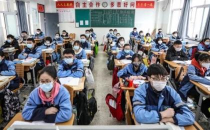 2020年3月30日，江苏省淮安市COVID-19病毒疫情期间，初中和高三学生返回教室。示意图(图片来源：STRAFP via Getty Images)