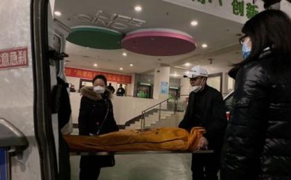2022年12月22日，中国殡葬工作人员将遗体装上推车，准备在重庆火葬场进行火化。示意图（图片来源：Noel Celis AFP via Getty Images）