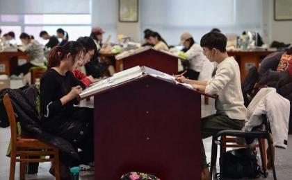 2019年11月26日，在辽宁省沈阳市的一家图书馆里，大学生们正在为即将到来的全国研究生入学考试做准备。（图片来源：STR/AFP via Getty Images）