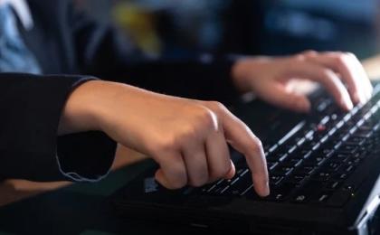 中国博主“徽剑”持续揭露柬埔寨电诈头目刘忍等人的罪行。示意图（图片来源： Matt Cardy/Getty Images）