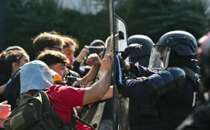 2026年10月1日，法国巴黎北部欧贝维利耶（Aubervilliers），防暴警察在勒・柯布西耶中学（Le Corbusier）外与封锁校园的抗议学生对峙。（图片来源：LOU BENOIST / AFP via Getty Images）